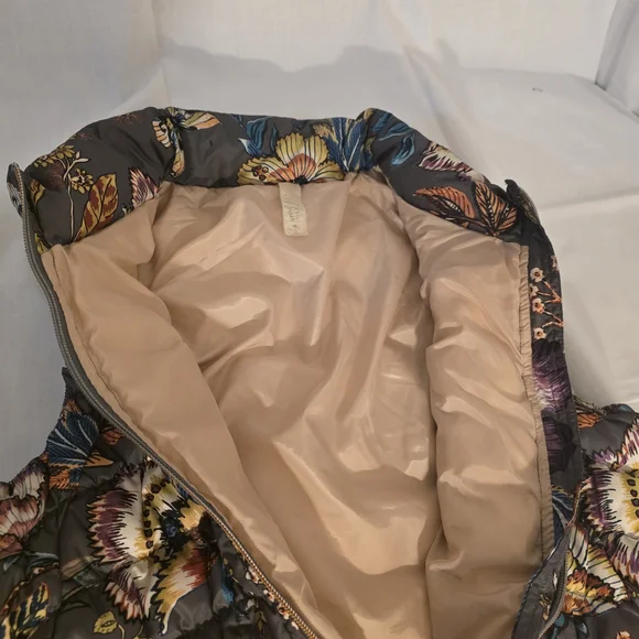 Anthropologie "Pure Good" Gray Quilted Floral Puffer Vest Multicolor Blooms Sz M - Picture 6 of 10
